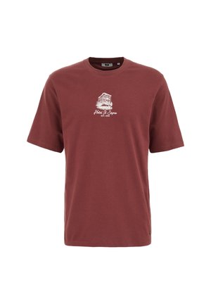 Bordo kokvilnas krekls ar īsām piedurknēm, apaļu kakla izgriezumu un baltu drukātu grafiku ar ēku, uz kuras ir "Hotel Il Sogno" un "EST. 1998."