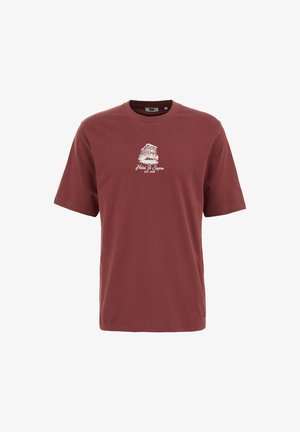 Mörkröd bomullströja med korta ärmar, rundad halsringning och ett vitt tryck av en byggnad med "Hotel Il Sogno" och "EST. 1998."