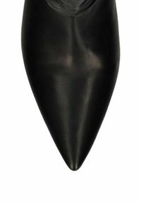 Zwarte leren pumps met een spitse neus, met een gladde textuur en een subtiele glans. De schoenen hebben een elegant ontwerp zonder zichtbare hardware of patronen.