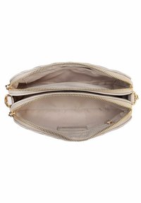 Beżowa skórzana torba z dwiema zamykanymi na zamek przegródkami, ozdobiona złotymi elementami i gładką podszewką. Zamki mają szczegółowe zdobienia.