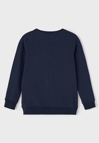 Sudadera azul marino hecha de tela suave; cuenta con mangas largas, un cuello redondo y puños y dobladillo acanalados con una textura lisa.