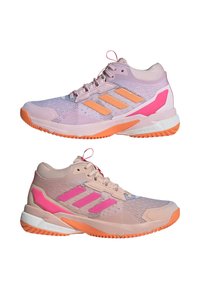 Chaussures de sport rose clair en matériau mesh, avec des accents orange et trois bandes. Dotées d'une semelle texturée pour une meilleure adhérence.