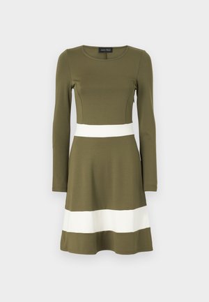 Šaty dlhé s rukávmi v olivovo zelenej farbe s bielym horizontálnym pruhom v páse a na leme. Vyrobené z hladkého, elastického materiálu. Okrúhly výstrih.