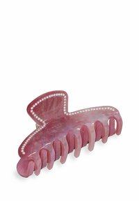 Clip à cheveux en acrylique rose avec une finition scintillante. Comprend une bordure décorative en perles et huit dents pour une tenue sécurisée. Agrémenté d'un sommet arrondi.