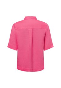 Korte mouwen, roze shirt van gestructureerde stof, met een rugpand, een rechte snit en een kraag. Geen zichtbare hardware of versieringen.