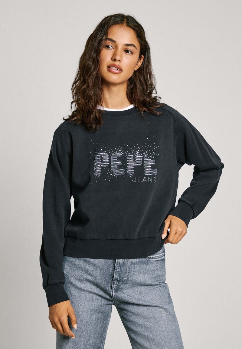 Sudadera negra con cuello redondo y mangas largas, que presenta un diseño de "PEPE JEANS" en strass en la parte frontal.