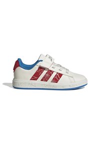 Weißer Sportschuh mit rotem und silbernem Netzmuster, blauer Innenauskleidung, Klettverschluss, texturiertem Sohlen mit Spinnennetzdesign.