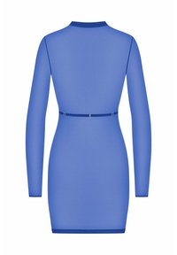 Robe ajustée à manches longues en bleu vif avec une texture côtelée. Elle présente une ceinture assortie avec des détails en métal doré à la taille.