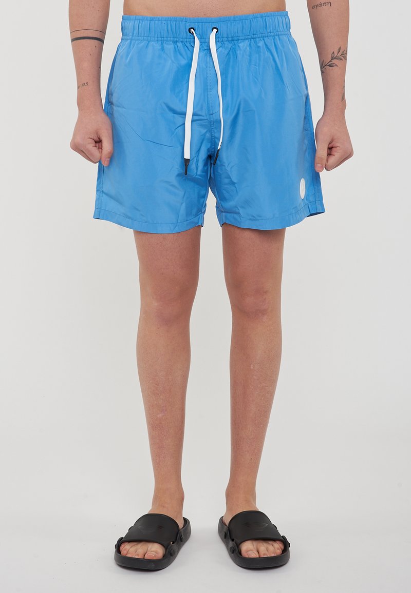 Pantaloni da nuoto blu realizzati in materiale leggero. Presentano una vita con cordino, accenti neri a contrasto e un logo ricamato.