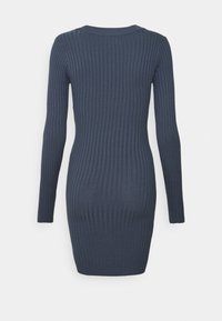 Abito in maglia a coste di colore blu scuro, con maniche lunghe e una silhouette aderente, dotato di scollatura rotonda e superficie liscia.