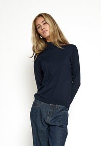 Neizvēlēts, black iris