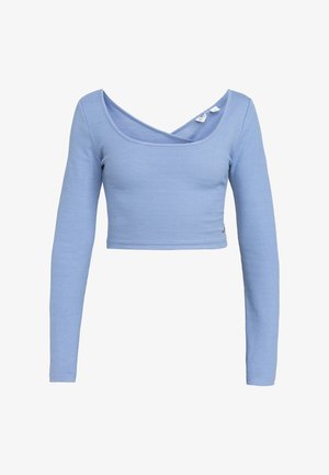 Vaaleansininen lyhyt pitkähihaisuus paita, joka on valmistettu ribbitetusta kankaasta. Siinä on syvä kaula-aukko, jossa on ristikkäinen muotoilu ja pieni tarra takana.