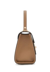 Braune Lederhandtasche mit dreieckiger Form, strukturiertem Finish, kurzem Tragegurt und goldfarbenen Hardware-Akzenten. Vertikale Nahtdetails sind vorhanden.