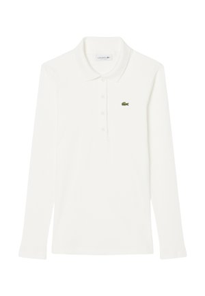 Polo a maniche lunghe bianco con trama a coste, colletto con due bottoni e un piccolo logo di coccodrillo ricamato in verde sul lato sinistro del petto.