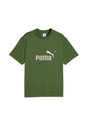 T-shirt vert à manches courtes Puma avec col rond et logo Puma beige ainsi que texte centré sur le devant.