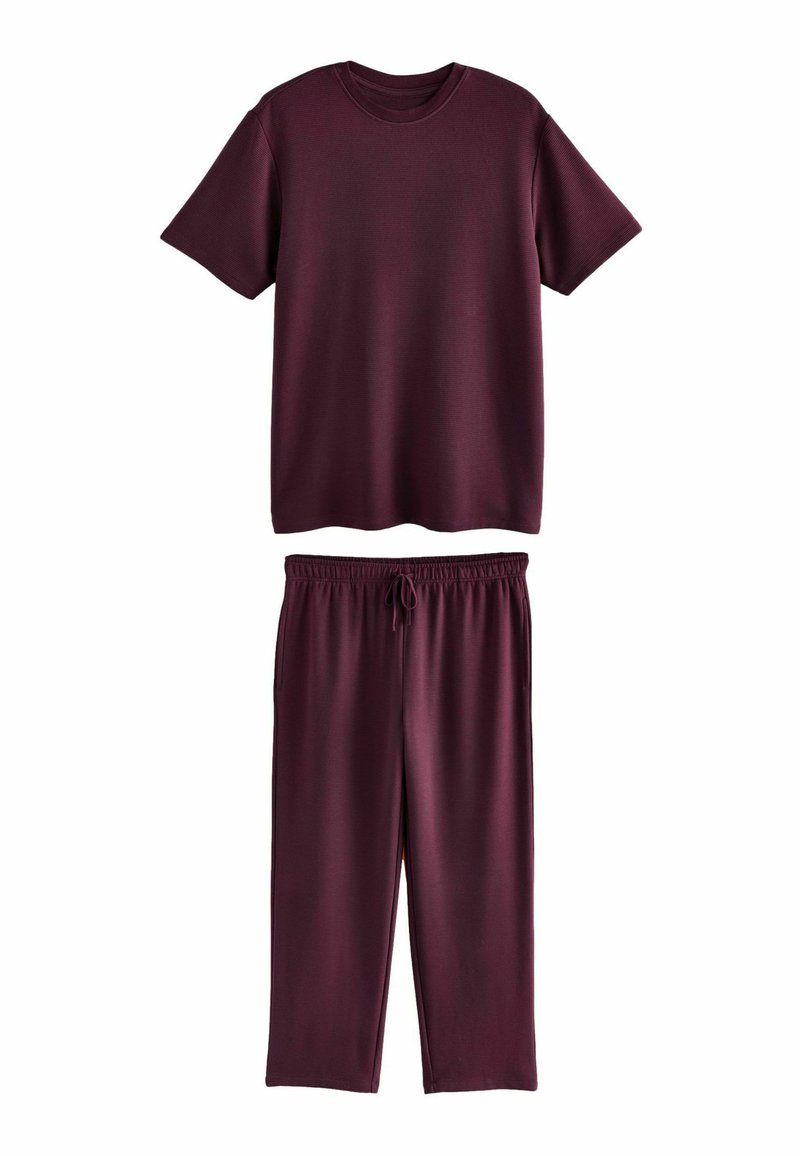 Komplet w kolorze bordowym, składający się z koszulki i spodni. Koszulka ma okrągły dekolt i krótkie rękawy, natomiast spodnie posiadają elastyczną talię i kieszenie.