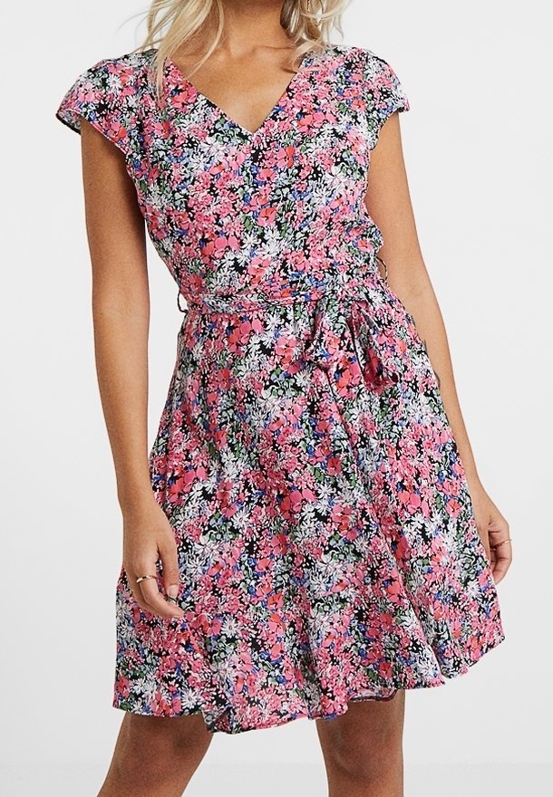Vestito floreale con maniche corte a copertura, scollatura a V e vita con cintura. Presenta un pattern multicolore di fiori rosa, blu e bianchi su uno sfondo scuro.