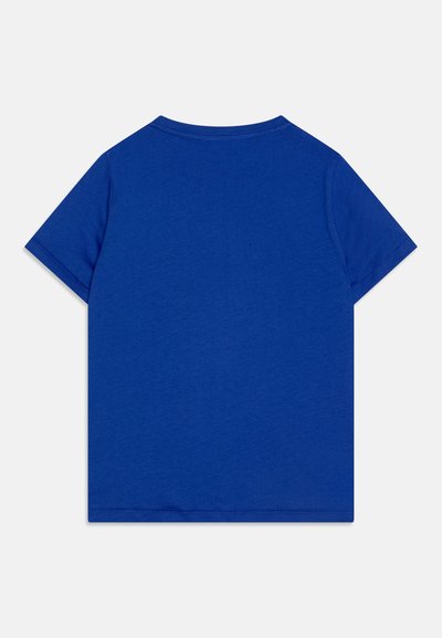 Camiseta de manga corta azul en una mezcla de algodón suave, con cuello redondo y un diseño simple y limpio, sin patrones visibles ni acentos.