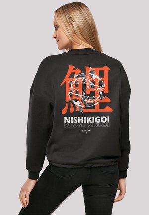 Schwarzer Sweatshirt mit einem auffälligen Grafikdesign von Koi-Fischen und japanischen Zeichen in Rot, mit "NISHIKIGOI" darunter gedruckt. Strukturierter Stoff und lockere Passform.