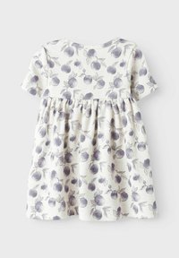 Robe à manches courtes avec un fond blanc et un imprimé de fruits violets. Présente une taille froncée et une texture côtelée. Encolure au dos, sans fermetures.