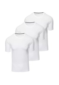 Trzy białe t-shirty z krótkim rękawem, wykonane z miękkiego materiału, z okrągłym dekoltem i małym logo po lewej stronie klatki piersiowej.