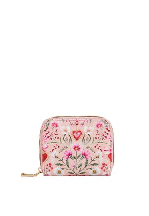 Pequeña cartera rosa con cremallera dorada, decorada con un detallado patrón floral y formas de corazones rojos en el frente.