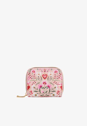 Pequeña cartera rosa con cremallera dorada, decorada con un detallado patrón floral y formas de corazones rojos en el frente.