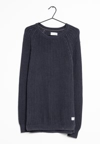 Granatowy sweter z dzianiny na wieszaku, z prążkowaną strukturą, okrągłym dekoltem i długimi rękawami, z małą naszywką z logo na dolnym brzegu.