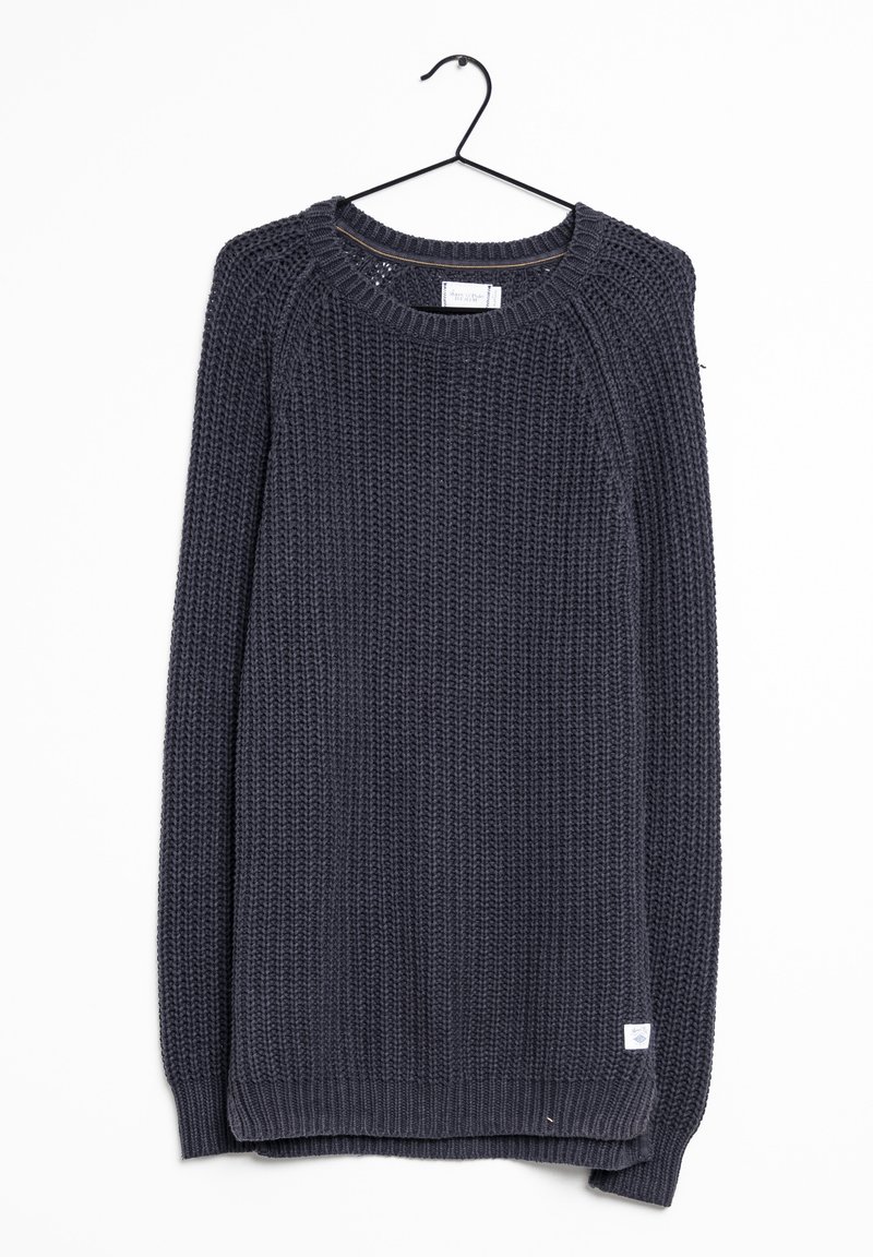 Granatowy sweter z dzianiny na wieszaku, z prążkowaną strukturą, okrągłym dekoltem i długimi rękawami, z małą naszywką z logo na dolnym brzegu.