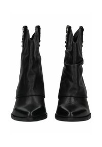 Botas de tobillo de cuero negro con un diseño arrugado, puntera afilada y adornadas con herrajes plateados a lo largo de las aberturas laterales.