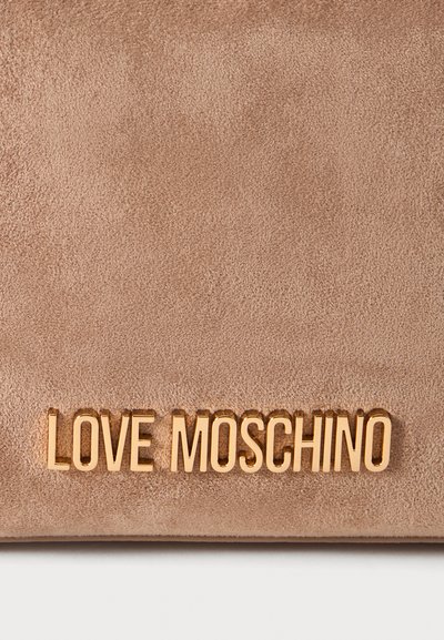 Мека кафява велурена материя със златни букви, изписващи "LOVE MOSCHINO" на чанта или аксесоар.