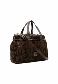 Borsa a tracolla in tessuto intrecciato marrone con motivi geometrici, manici in pelle, tracolla regolabile e accentuazione con borchie sulla parte anteriore.