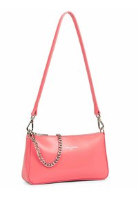 Borsa a spalla in pelle rosa con una texture liscia, dotata di una lunga tracolla e un accento in catena metallica. Logo del marchio visibile sul davanti.