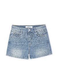Shorts de denim en azul claro con un acabado desgastado, que presentan remaches metálicos dispersos de diferentes tamaños y colores. Diseño clásico de cinco bolsillos.