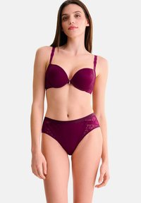 Bordeaux lingerieset met een padded bh met verstelbare bandjes en bijpassende high-waisted slip met geometrische kantaccenten.