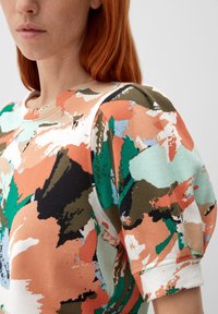 s.Oliver MIT KURZEN PUFFÄRMELN - Print T-shirt - papaya