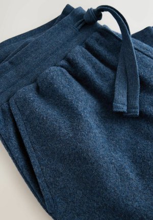 Granatowe dresowe spodnie wykonane z miękkiej, teksturowanej tkaniny. Posiadają prążkowany pas i wiązany sznurek dla regulowanego dopasowania.