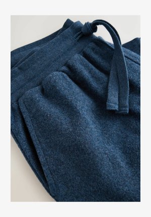 Sötétkék szabadidőnadrág puha, texturált anyagból. Bordázott derékrésszel és megkötős húzózsinórral rendelkezik az állítható illeszkedéshez.