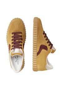 Sneaker in suede giallo con lacci e dettagli marroni. Presenta una suola testurizzata con un motivo a zigzag e un logo sulla linguetta. Design a più pannelli.