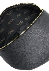 Sort læderhåndtaske med tekstureret finish, gyldent lynlås og et mønstret indre med "Venezia Made in Italy" mærkning.