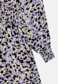 Vestido floral em lavanda com um padrão abstrato multicolorido apresentando tons de preto, amarelo e bege. Punhos elásticos franzidos e detalhe na cintura.
