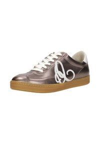Metallisch bronzen sneaker met witte veters; heeft een geborduurd wit ontwerp aan de zijkant, gum zool en een gestructureerde afwerking op het bovenmateriaal.