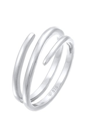 Glänzender silberner Spiraling mit doppelt überlappenden Bändern und "925" Sterling-Silbermarkierung innen am Ring auf weißem Hintergrund.