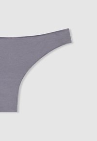 Tanga in cotone grigio con una texture liscia e cinturino elastico. Design semplice con bordi puliti e senza motivi o ferramenta visibili.