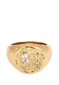 Goldfarbener Ring mit einer ovalen klaren Fassung und einem kleinen Diamantakzent, der ein organisches, unregelmäßiges Design zeigt.