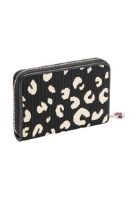 Czarny portfel na zamek błyskawiczny z tkaniny, z abstrakcyjnym kremowym wzorem w panterkę. Teksturowana powierzchnia z jasnoniebieskim akcentem na uchwycie zamka.