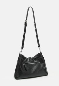Borsa a spalla in pelle nera con forma strutturata, tasca esterna con zip e tracolla regolabile con borchie argento. Texture liscia.