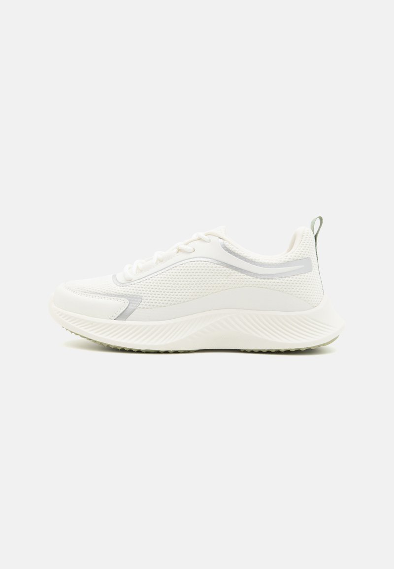 Weißer Sportschuh mit Obermaterial aus Mesh und Synthetik, strukturiertem, leichtem Sohlenmaterial, dezenten grauen Akzenten und einer grünen Zuglasche an der Ferse.