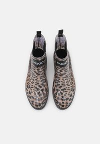 Botines hasta el tobillo con estampado de leopardo, material de goma brillante, paneles laterales elásticos negros y una etiqueta de logo negra en la parte delantera.