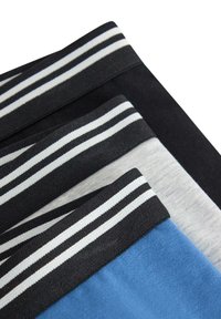 Set med tre par shorts med elastiska midjor, i svart med vita ränder, grå och blå färger. Mjuk bomullstextur.